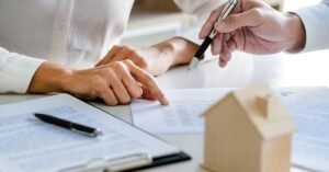 advogado analisando contratos imobiliários