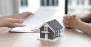 advogado especialista em due diligence imobiliária avaliando imóvel