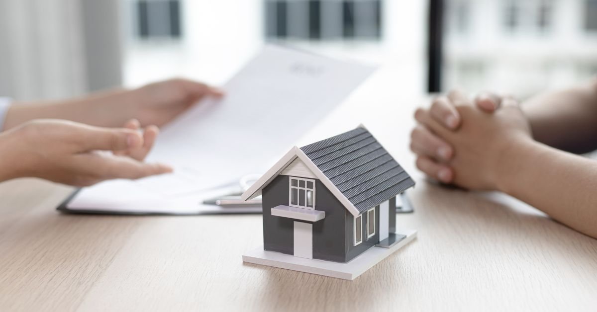 advogado especialista em due diligence imobiliária avaliando imóvel