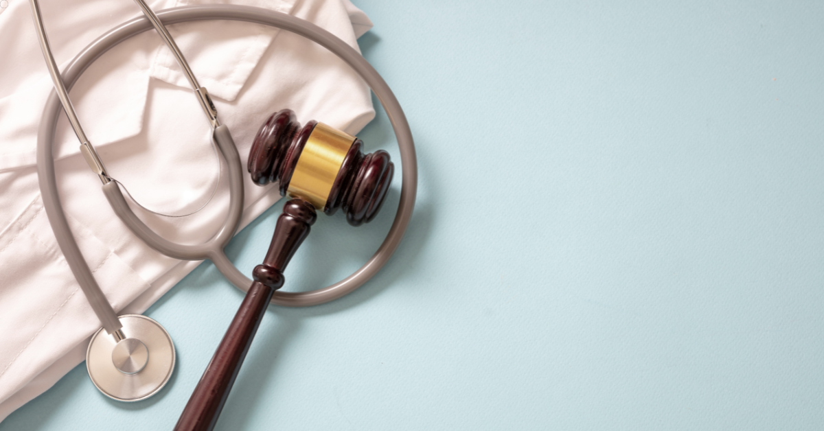Martelo da justiça ao lado de estetoscópio simbolizando erro médico e responsabilidade jurídica