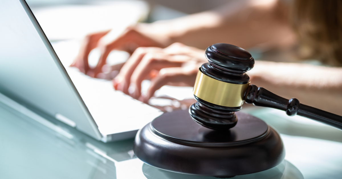 Responsabilidade civil por danos morais na internet representada por um martelo da justiça ao lado de um notebook.