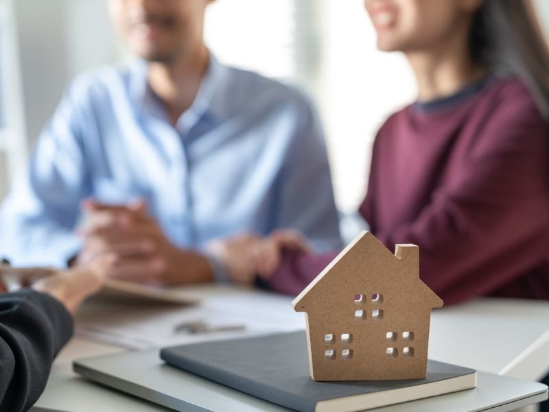 casal que quer regularizar seu imóvel