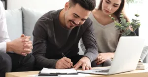 casal assinando contrato de namoro com apoio jurídico especializado