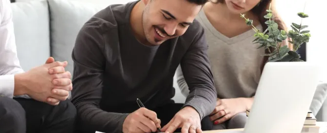 casal assinando contrato de namoro com apoio jurídico especializado