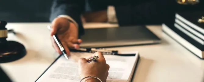 Pessoa assinando contrato sob orientação jurídica — direito civil e inadimplência contratual