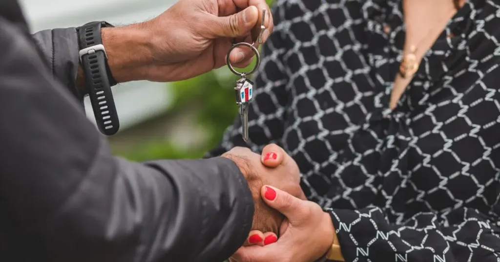 Entrega de chave simbolizando contrato de locação residencial