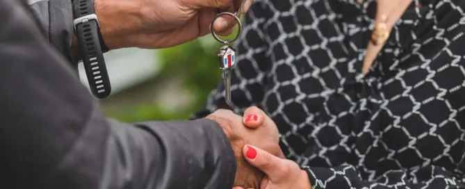 Entrega de chave simbolizando contrato de locação residencial