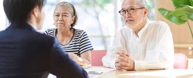 Casal recebendo orientação sobre planejamento sucessório