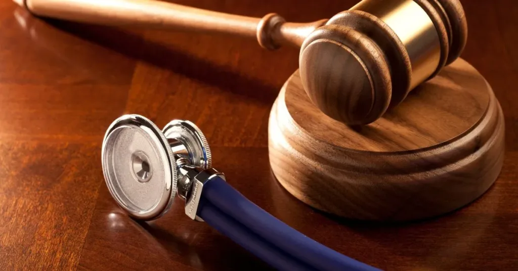 Martelo da justiça ao lado de estetoscópio representando responsabilidade civil médica