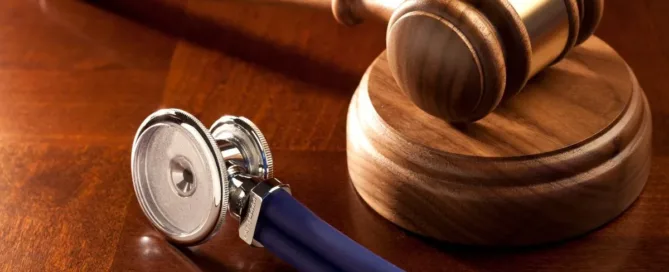 Martelo da justiça ao lado de estetoscópio representando responsabilidade civil médica