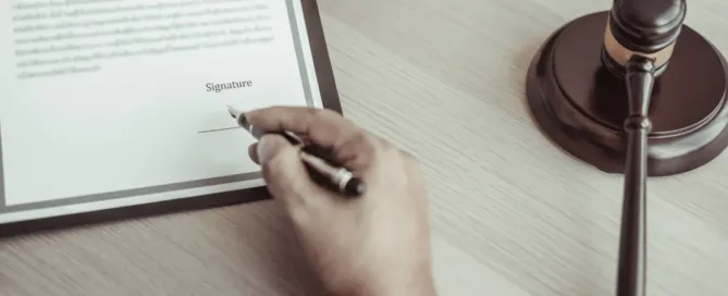 assinatura de documento jurídico ao lado de martelo da justiça – união estável vs casamento