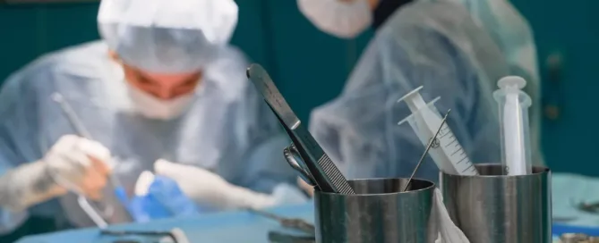 Cirurgiões realizando procedimento estético em centro cirúrgico