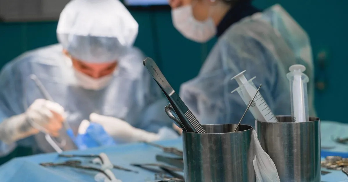 Cirurgiões realizando procedimento estético em centro cirúrgico