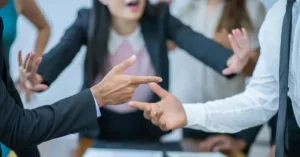 Discussão entre herdeiros durante partilha de herança entre irmãos