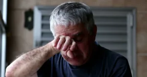 pai idoso emocionado refletindo sobre direito de sucessões