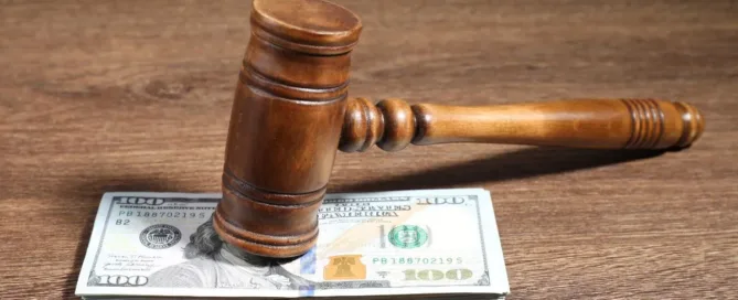 Martelo de juiz sobre cédulas de dinheiro, representando decisão judicial sobre pensão alimentícia