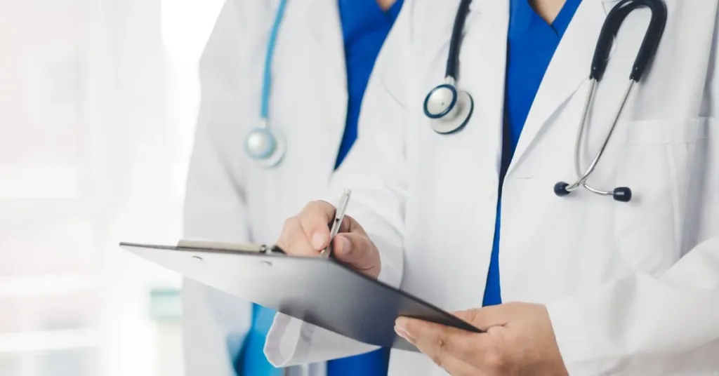 Médicos com estetoscópio analisando prontuário em prancheta hospitalar
