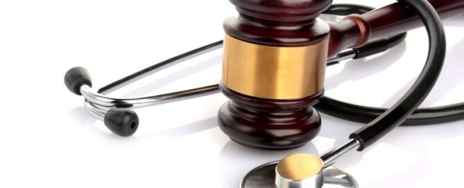 Martelo do juiz ao lado de estetoscópio representando a relação entre direito e medicina.