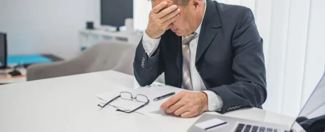 Homem preocupado após serviço contratado não ser cumprido