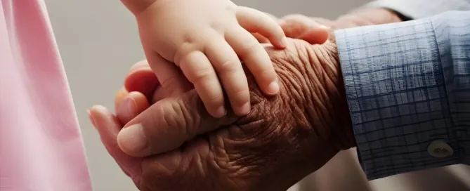 Avó segurando a mão do neto em um gesto de carinho, simbolizando vínculo familiar.