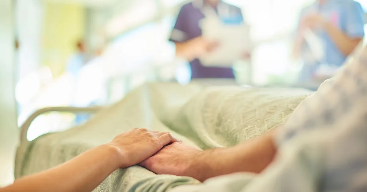 Paciente em hospital público segurando a mão de familiar após erro médico