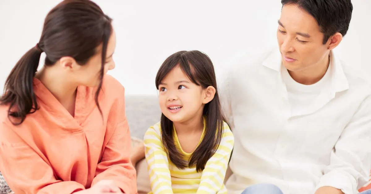 Pais conversando com filha sobre guarda alternada após separação