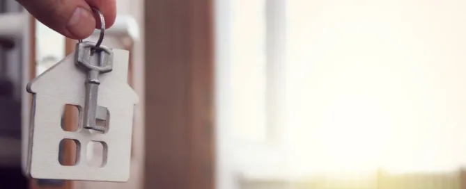 Chave pendurada simbolizando a compra de imóvel residencial