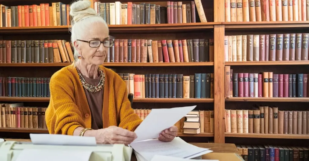 Idosa analisando documentos em biblioteca jurídica, representando decisão sobre alteração de testamento.