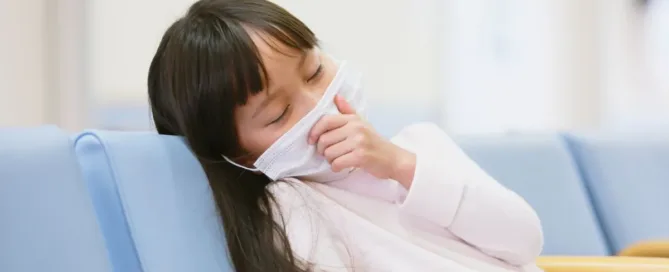 Criança com máscara aguardando atendimento em pronto-socorro