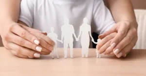 Família representada por recortes de papel simbolizando vínculo afetivo e proteção legal