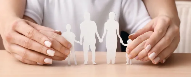 Família representada por recortes de papel simbolizando vínculo afetivo e proteção legal