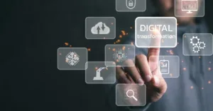 Homem interagindo com tela digital representando transformação digital e ativos digitais online