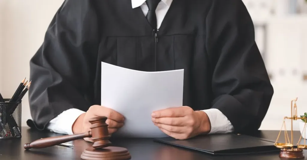 Juiz analisando processo de inventário com bens no exterior