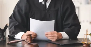 Juiz analisando processo de inventário com bens no exterior
