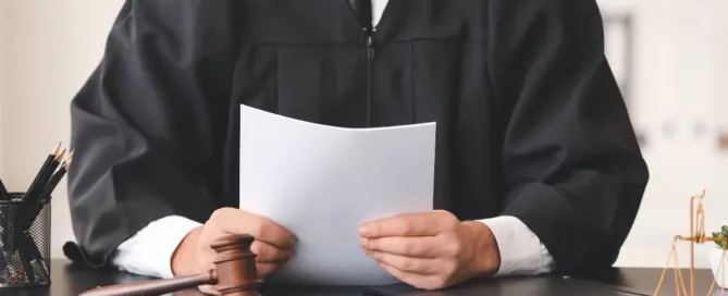 Juiz analisando processo de inventário com bens no exterior