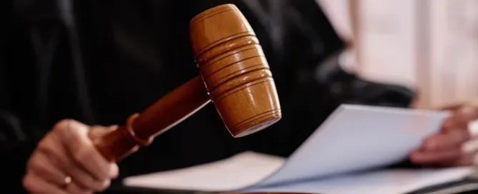 Juiz segurando documento em tribunal durante processo de partilha de bens com herdeiros menores