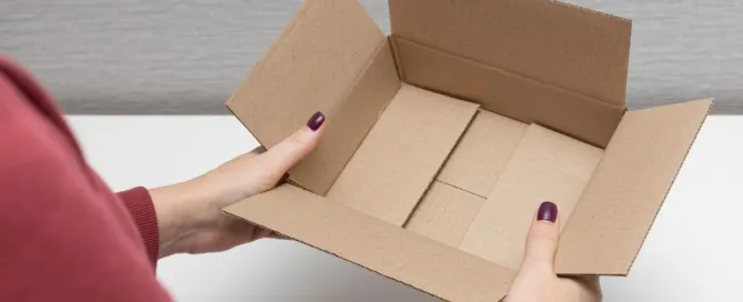 Consumidora abre caixa vazia após compra online não entregue