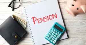 cálculo de pensão alimentícia com caderno, carteira e calculadora sobre a mesa