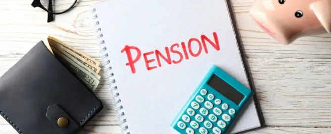 cálculo de pensão alimentícia com caderno, carteira e calculadora sobre a mesa