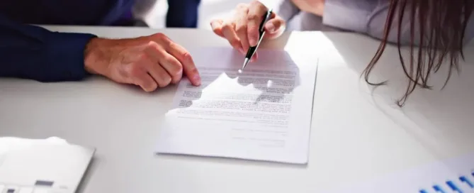 Casal analisando documento jurídico sobre direitos do companheiro na união estável sem testamento.