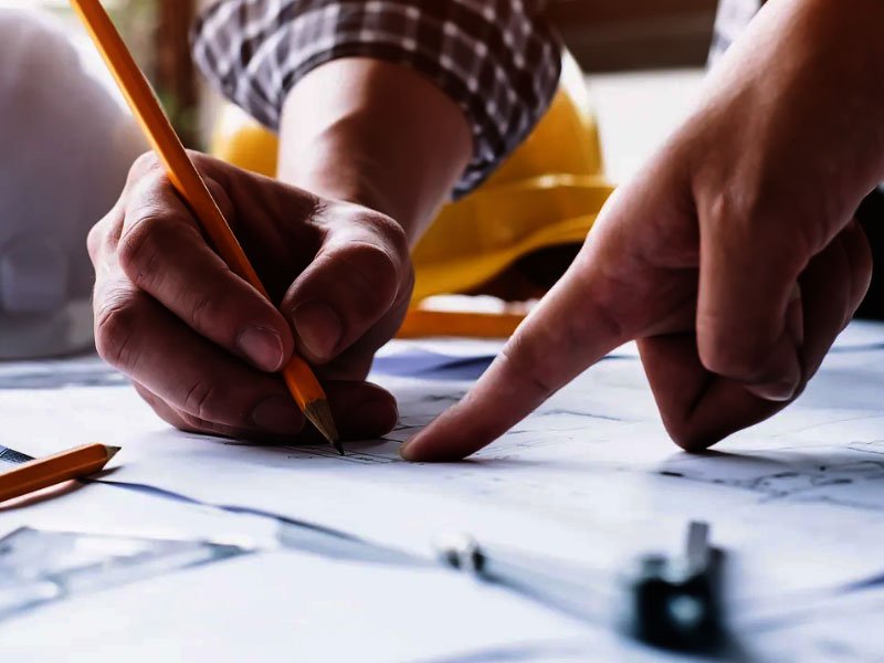 engenheiro-fazendo-planta-d-eimovel