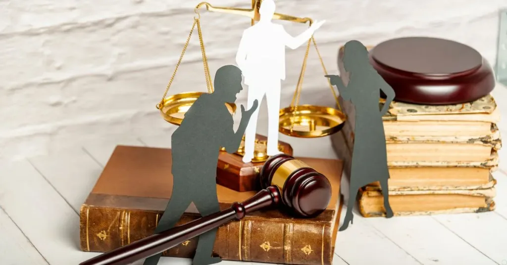 Conflito entre pais sob análise judicial com martelo e balança da justiça ao fundo