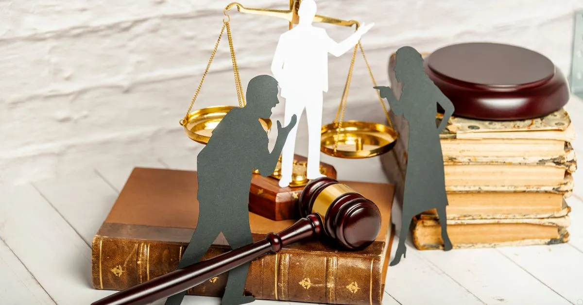 Conflito entre pais sob análise judicial com martelo e balança da justiça ao fundo