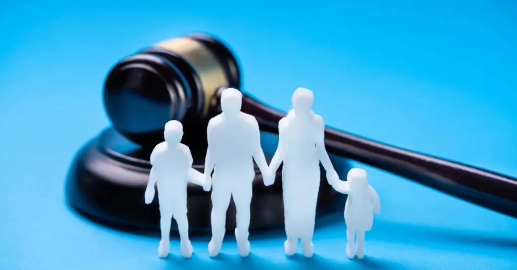 Família representada por figuras em frente a um martelo de juiz, simbolizando decisão judicial sobre guarda compartilhada