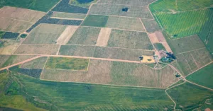 vista aérea de propriedade rural com terrenos demarcados para regularização imobiliária