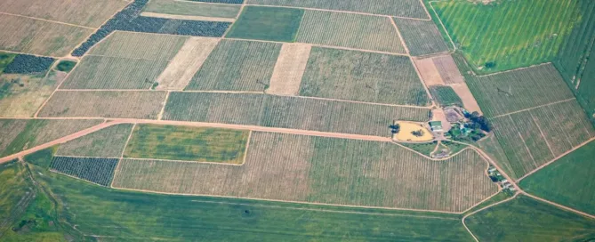 vista aérea de propriedade rural com terrenos demarcados para regularização imobiliária