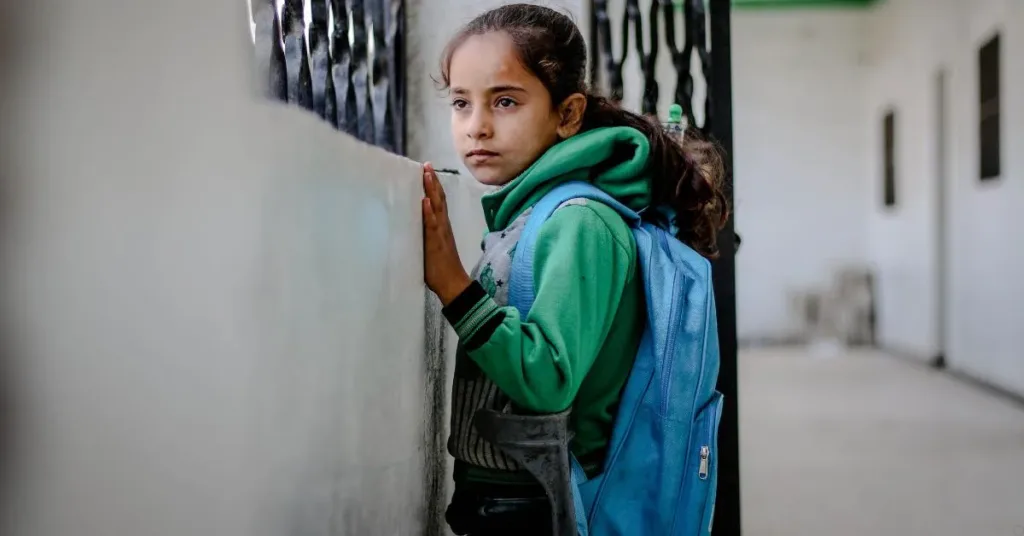 Criança esperando na porta com mochila, representando situações de retenção indevida após visita entre pais separados.