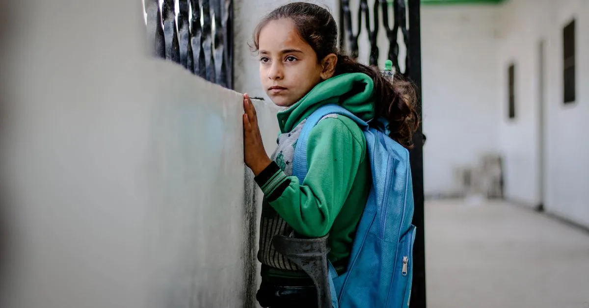 Criança esperando na porta com mochila, representando situações de retenção indevida após visita entre pais separados.