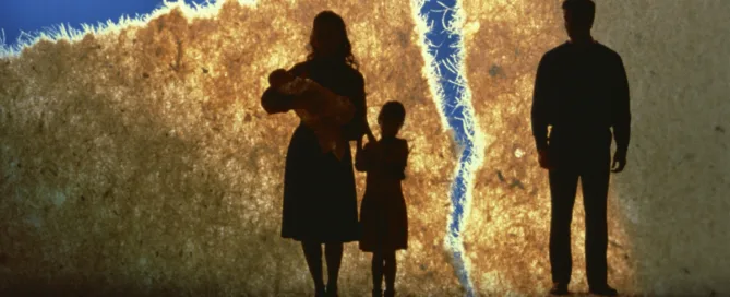 ilhueta de família separada representando o impacto do divórcio com filhos pequenos na guarda e pensão.