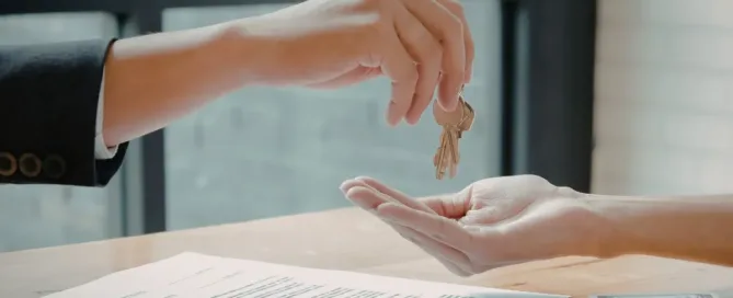 entrega de chaves representando doação em vida ou herança na transferência de bens